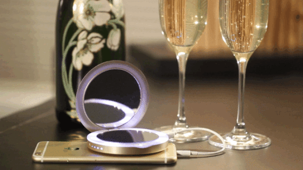 Pearl compact mirror and battery